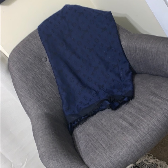 Louis Vuitton Night Blue Monogram Wool Shawl - Picture 6 of 6